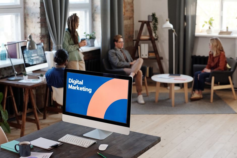 Suradnički sastanak tima u modernom uredu s fokusom na digitalni marketing
